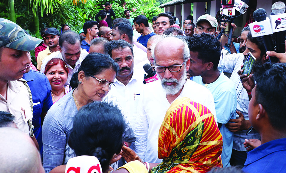Balasore flood area visit by Pravati Parida