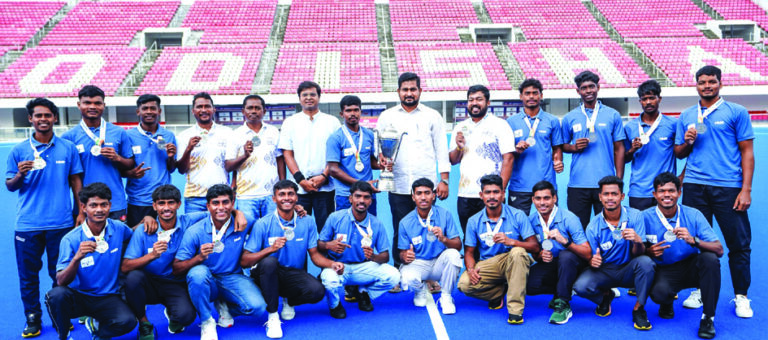 Hockey team felicitated