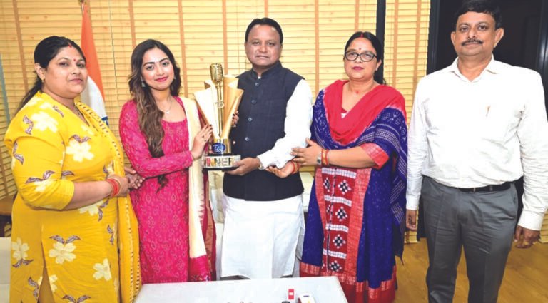 CM felicitated Indian Idol Jyotirmayee