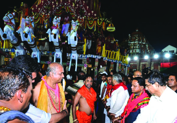 Governor at Puri Ratha Yatra