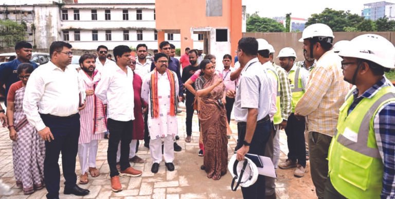 Health Minister reviews SCB development work