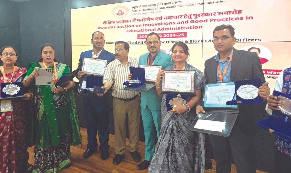 Seven Education officers of Odisha got Nationaol award