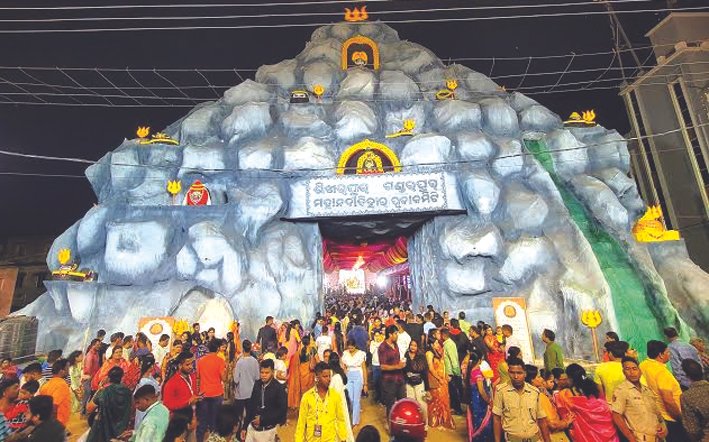 Crowd in Katak Durga Puja